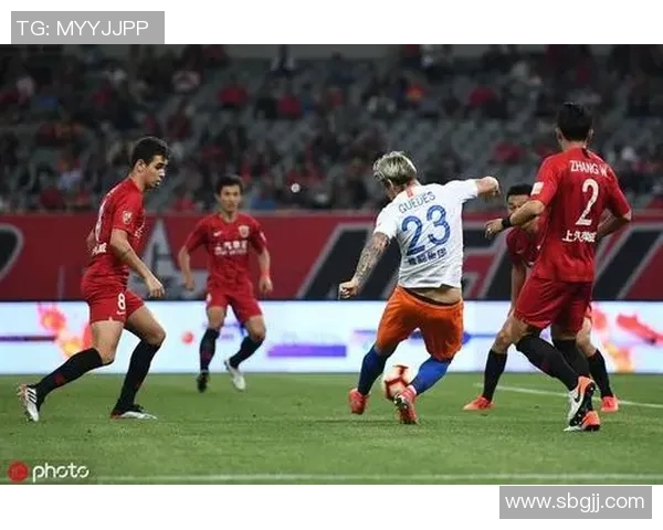 鲁能与上港对决引发国外媒体热议赛场表现与战术分析